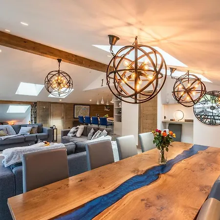 Ozigo Penthouse - By Emerald *